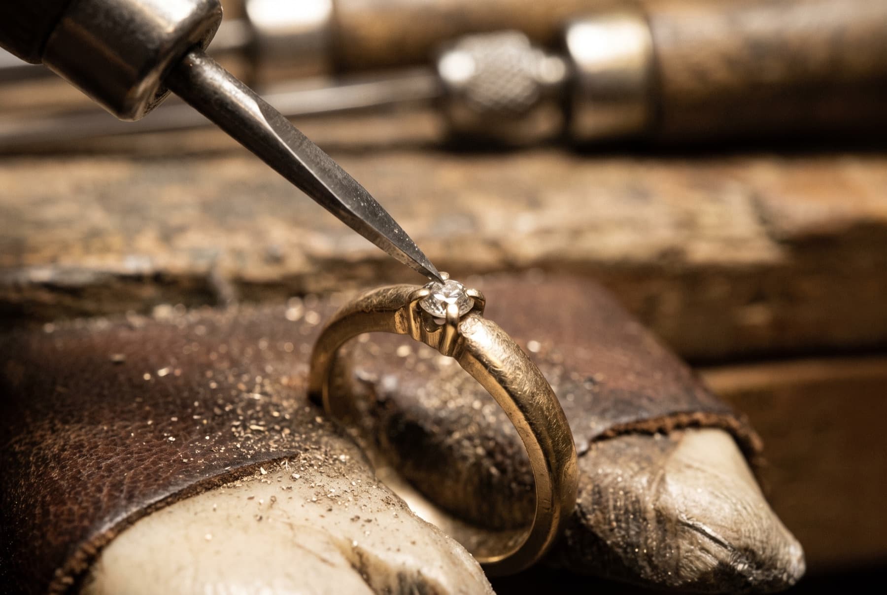 Diamants de différentes tailles alignés sur un plateau de tri